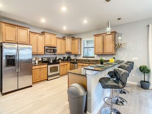 Fridge, microwave, oven, stovetop - FUN - 2 Theaters - 2 Game Rooms - Themed Bedrooms (Davenport)