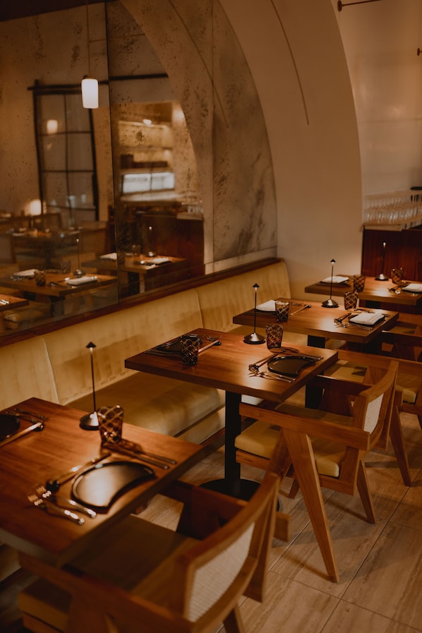 2 restaurantes; se sirven cenas 