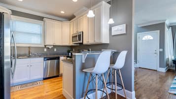 Jääkaappi, mikroaaltouuni, uuni, liesi