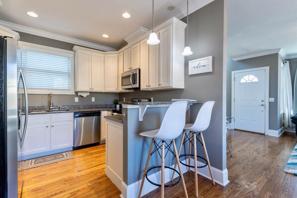 Fridge, microwave, oven, stovetop - Excellent Couples Retreat! All Kings w/Own Baths! (Chattanooga)