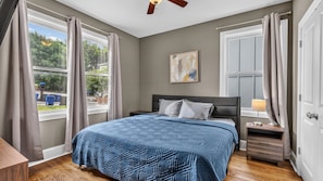 3 bedrooms, desk, iron/ironing board, free WiFi - Excellent Couples Retreat! All Kings w/Own Baths! (Chattanooga)
