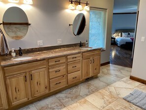 8 bedrooms, desk, free WiFi, bed sheets - Private Retreat For You w/HEATED Pool, Private Dock,  Activity gym, 100 acres! (Galena)