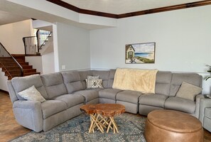 TV connectée, cheminée, jeux vidéo, table de tennis de table