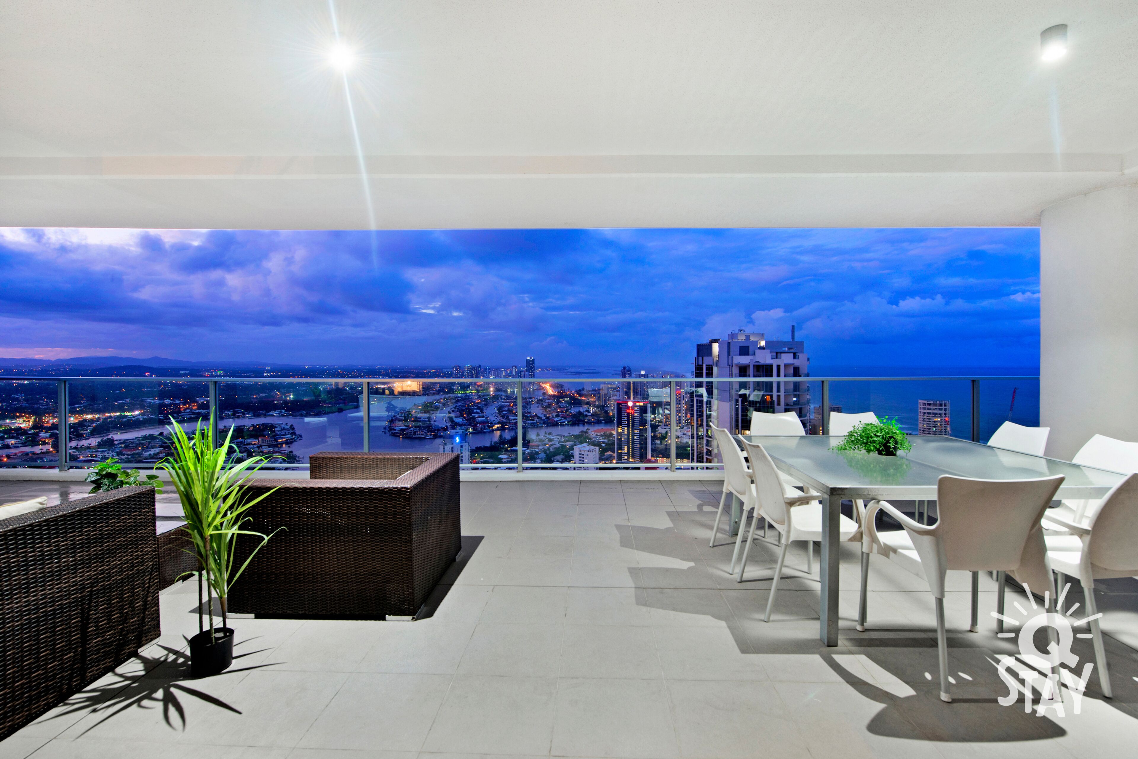 ♦️ Circle on Cavill – 3 Bedroom Sub Penthouse Ocean Good for 10 pax — Q Stay