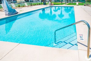 Utendørsbasseng og et oppvarmet basseng