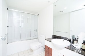 Badewanne, Haartrockner, Handtücher, Seife