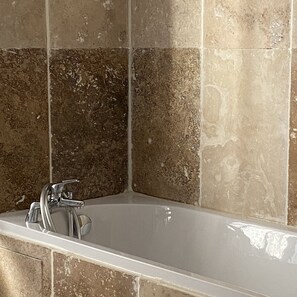 A corner bathroom with a bathtub, tiled walls, and a faucet. - Character house | Uzès & Pont du Gard (Saint Maximin)
