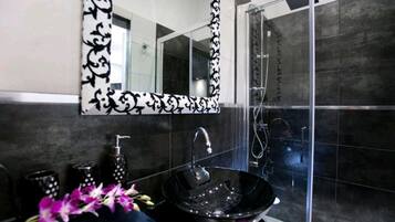 Douche, sĂšche-cheveux, serviettes fournies, papier toilette