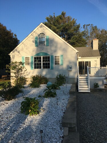 Perfect Shoreline Stay – Walk to Beach, Dine, Shop & Play!