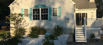 Perfect Shoreline Stay – Walk to Beach, Dine, Shop & Play!