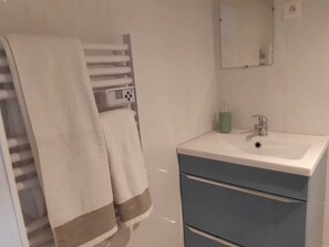 Een douche, een haardroger, handdoeken, zeep