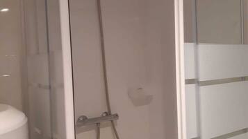 Een douche, een haardroger, handdoeken, zeep