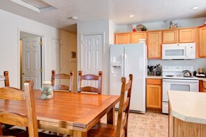 Fridge, microwave, oven, stovetop - ★Clean Home/SUU/Parks/Weddings/Dogs allowed with pet fee (Cedar City)