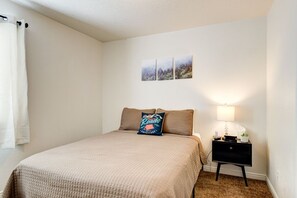 3 habitaciones, tabla de planchar con plancha y cuna de viaje 