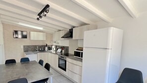 Réfrigérateur, four à micro-ondes, un four, surface de cuisson
