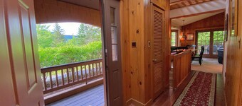 F9 Renovated Bretton Woods slopeside condo w/ AC, 2 living rooms, foosball, air hockey, dog friendly