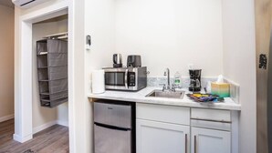 Kaffetrakter/tekoker, mikrobølgeovn, vannkoker og brødrister