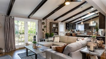 Una Smart TV, una chimenea, videojuegos, una oficina