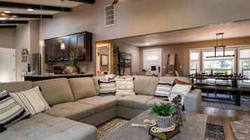 Una Smart TV, una chimenea, videojuegos, una oficina