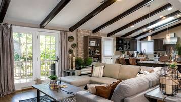 TV connectée, cheminée, table de tennis de table