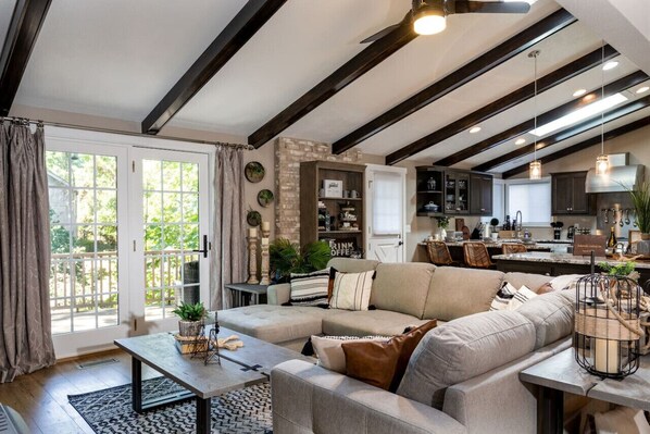 Smart TV, fireplace, table tennis - Jacksonville Creekside Inn (Jacksonville)