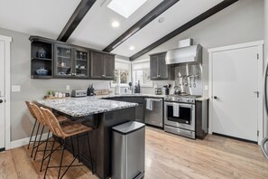 Fridge, microwave, oven, stovetop - Jacksonville Creekside Inn (Jacksonville)