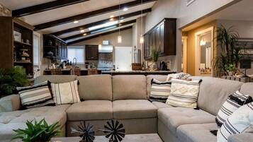 TV connectée, cheminée, table de tennis de table