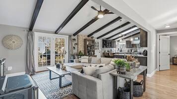 智能電視、壁爐、電子遊戲、 辦公室