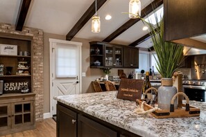 Fridge, microwave, oven, stovetop - Jacksonville Creekside Inn (Jacksonville)