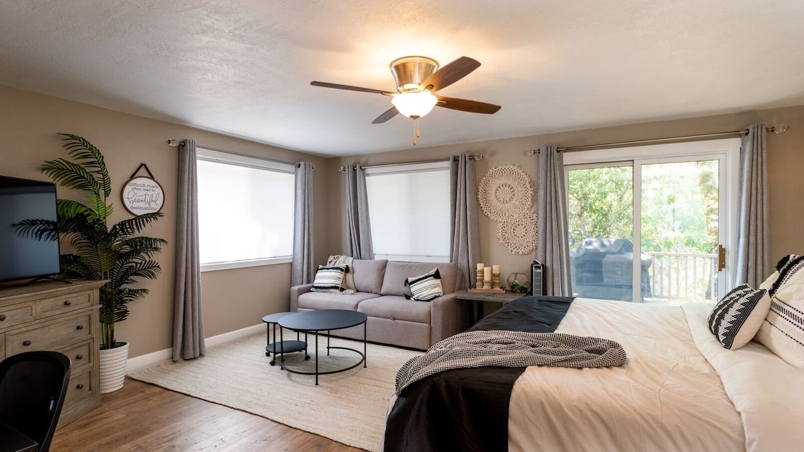 2 室のベッドルーム、アイロン / アイロン台、WiFi (無料)、ベッドシーツ