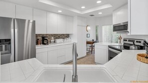 Private kitchen - Luxury Two Bedroom Villa with Lakefront and Mountain View (La Quinta)