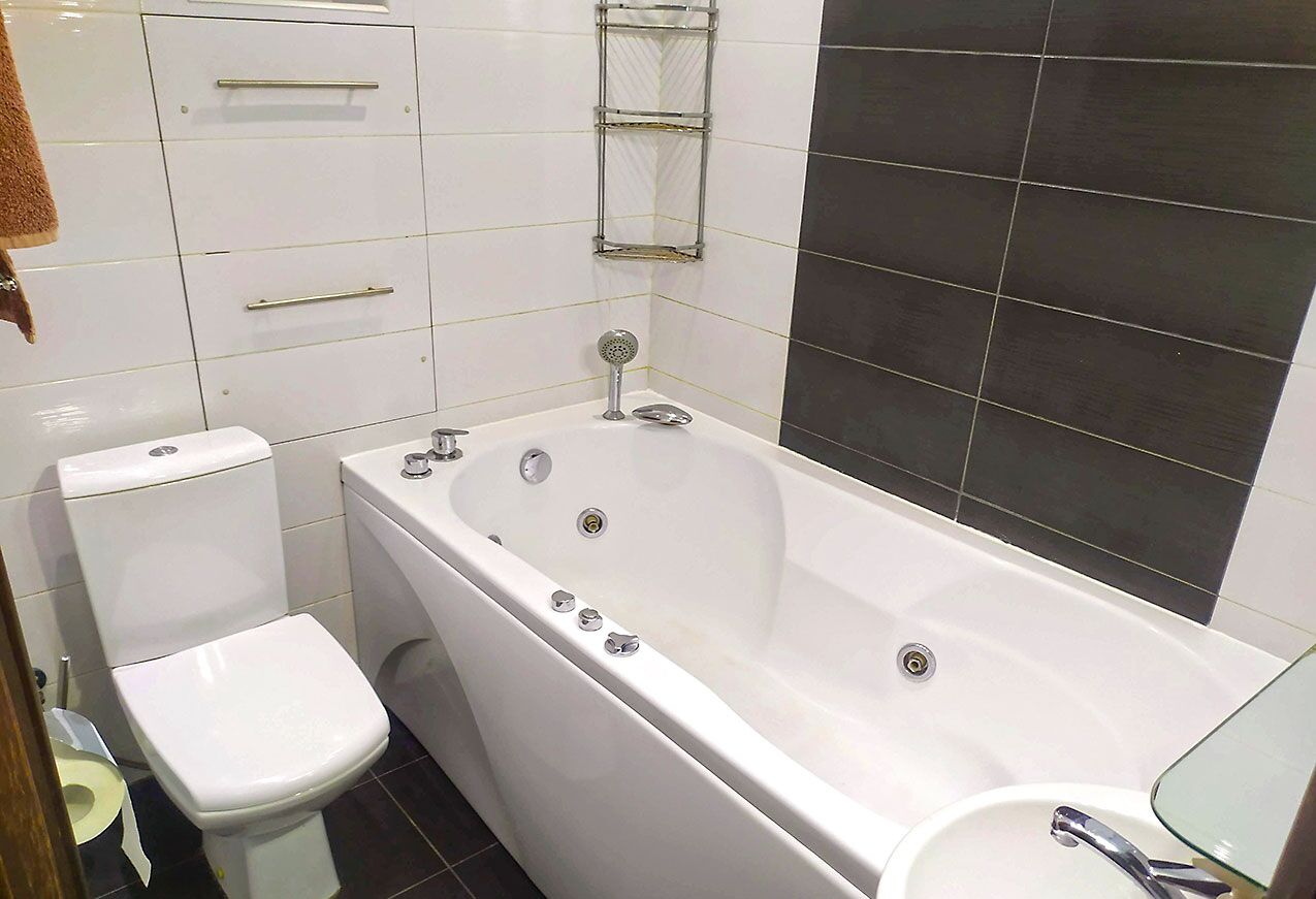 Een bad/douchecombinatie, een bubbelbad