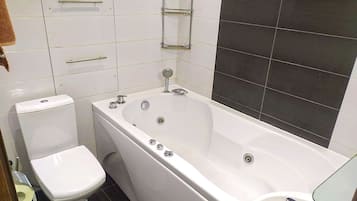 Een bad/douchecombinatie, een bubbelbad