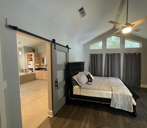 3 bedrooms, desk, iron/ironing board, free WiFi - Eagles Point! Incredible Private Waterfront 3.5 acres. Long range water views! (Zavalla)