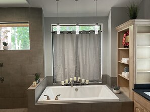 Combined shower/tub, hair dryer, towels, soap - Eagles Point! Incredible Private Waterfront 3.5 acres. Long range water views! (Zavalla)
