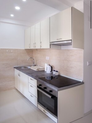 Kühlschrank, Ofen, Geschirrspüler, Kochgeschirr/Geschirr/Besteck