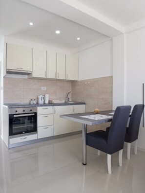 Kühlschrank, Ofen, Geschirrspüler, Kochgeschirr/Geschirr/Besteck