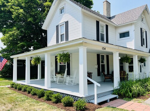5-Bedroom Turn-of-the-Century, Walkable to Downtown Boyne City & Beach