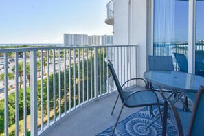 Outdoor dining - Updated 5th Floor Condo w/ Fun Amenities at The Palms of Destin! 💚🥥🌴 (Destin)