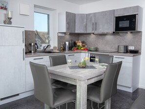 Kühlschrank, Mikrowelle, Ofen, Geschirrspüler