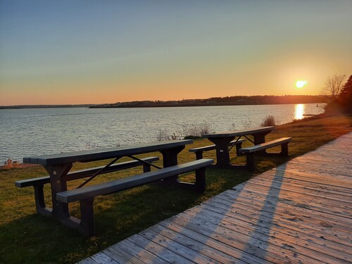 Adorable waterfront 1-bedroom place with BBQ grill