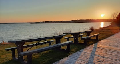 Adorable waterfront 1-bedroom place with BBQ grill