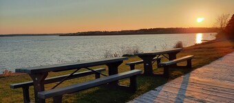 Adorable waterfront 1-bedroom place with BBQ grill