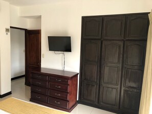 1 slaapkamer, een strijkplank/strijkijzer, wifi, beddengoed