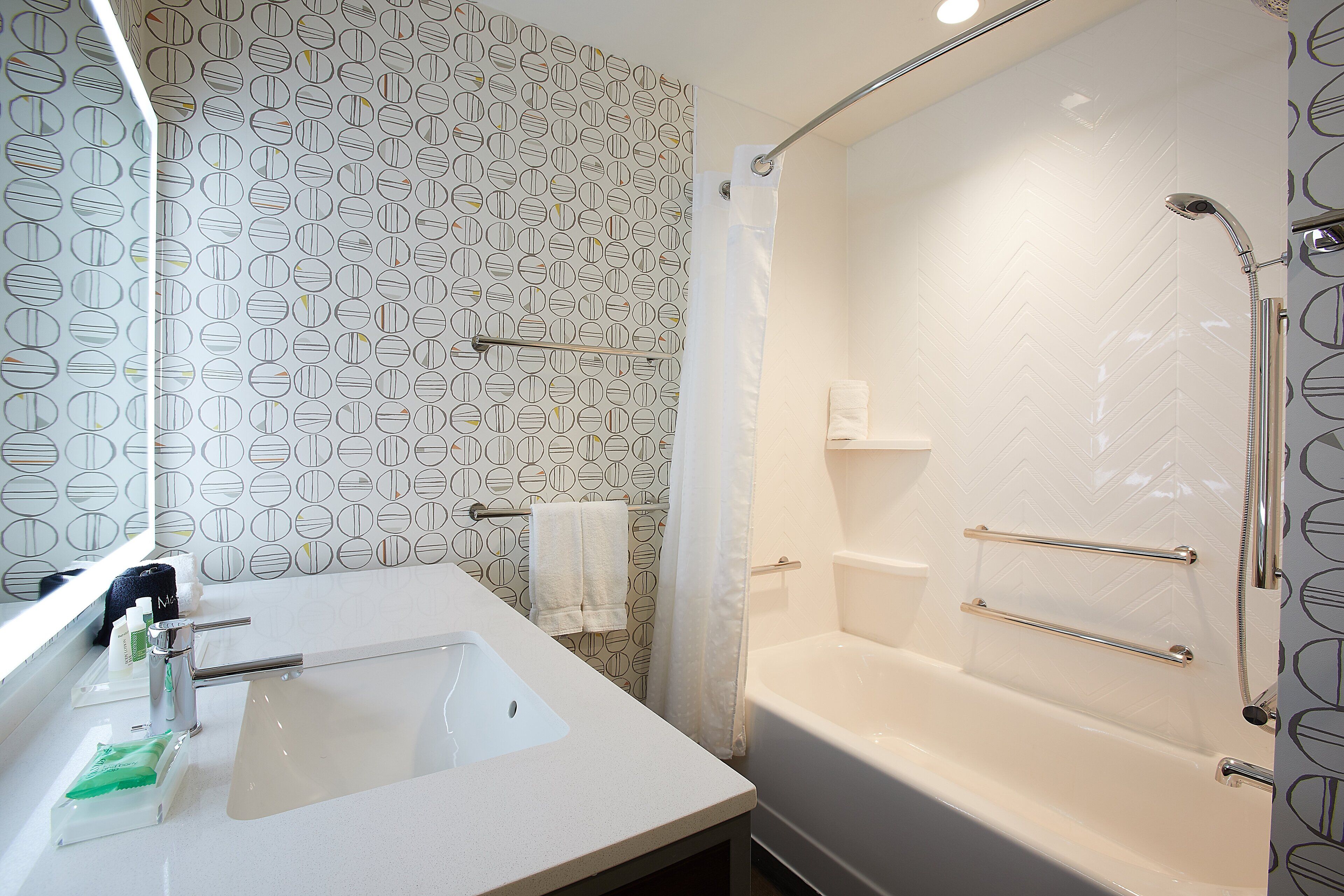 Secadora de cabello, toallas, jabón, shampoo 