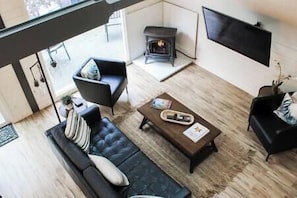 TV, fireplace - Modern A-frame, Large Deck, 5 Min walk to Main st. (Highlands)