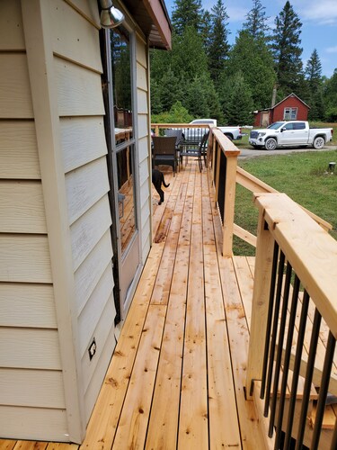 Michaels Bay Getaway -House/Cottage Rental on Quiet dead end road (housekeeping)