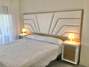 2 chambres, bureau, fer et planche à repasser, accès au Wi-Fi (inclus)