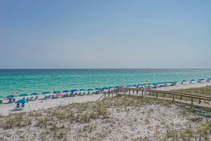 On the beach, sun-loungers, beach towels - Newly remodeled! Right on the beach!  (Destin)