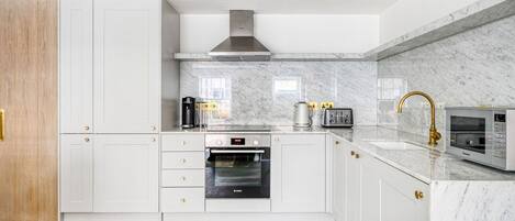 Refrigerador, microondas, horno, placa de cocina